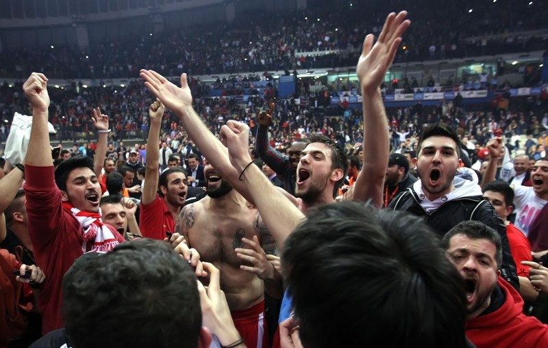 Αποθέωση για τον Ολυμπιακό!