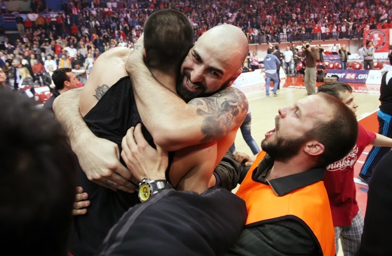 Αποθέωση για τον Ολυμπιακό!