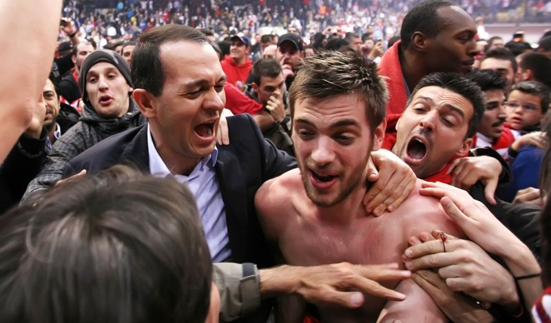 Αποθέωση για τον Ολυμπιακό!