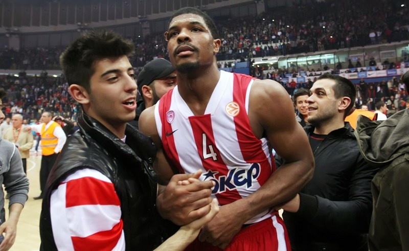 Αποθέωση για τον Ολυμπιακό!