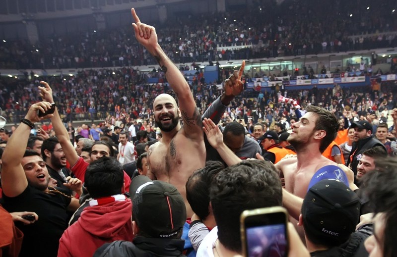 Αποθέωση για τον Ολυμπιακό!