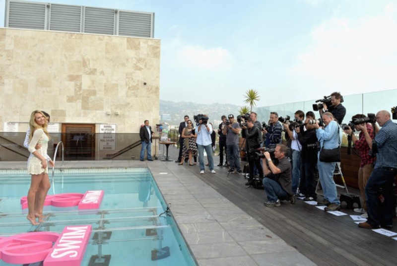 Η Μιράντα Κερ και η Κάντις Σουάνπολ μαζί στην πισίνα! (photos+video)