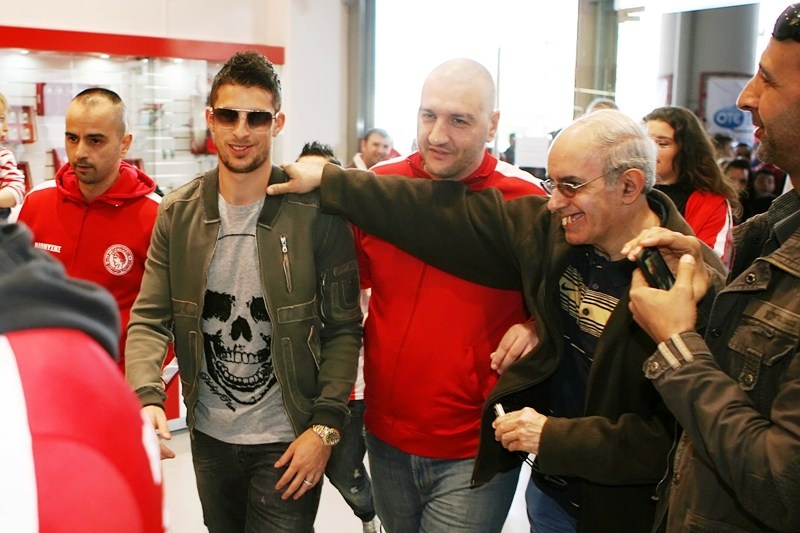 Λατρεία για Μιραλάς στο Red Store (photos+videos)