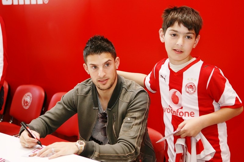 Λατρεία για Μιραλάς στο Red Store (photos+videos)