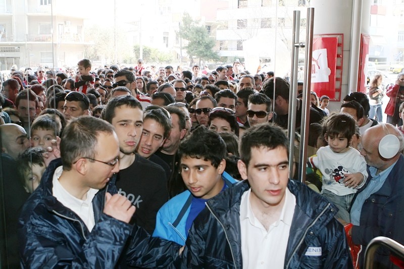 Λατρεία για Μιραλάς στο Red Store (photos+videos)