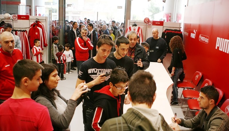 Λατρεία για Μιραλάς στο Red Store (photos+videos)