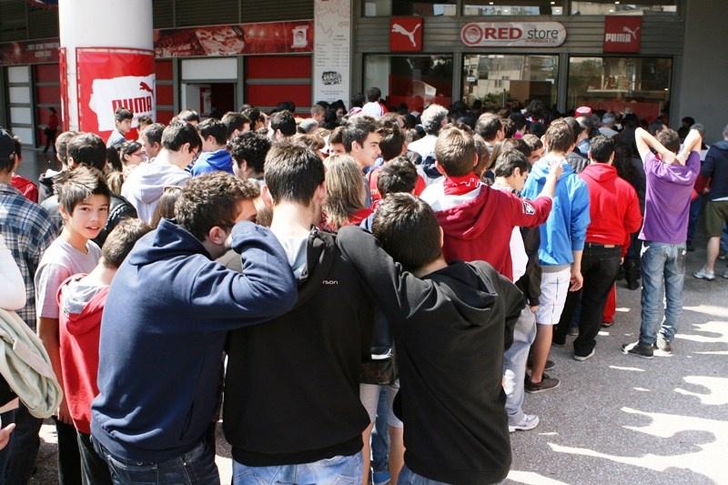 Λατρεία για Μιραλάς στο Red Store (photos+videos)