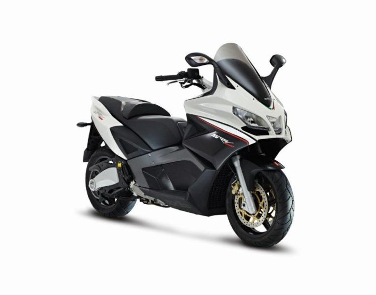 To Aprilia SRV 850 επαναπροσδιορίζει τα όρια στον κόσμο των scooter