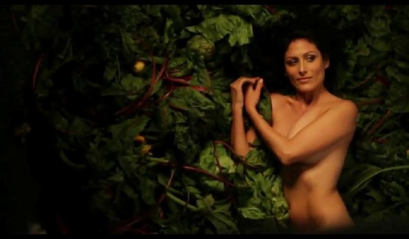 Η εμμονή του Dr House γυμνή για καλό σκοπό (photos+video)