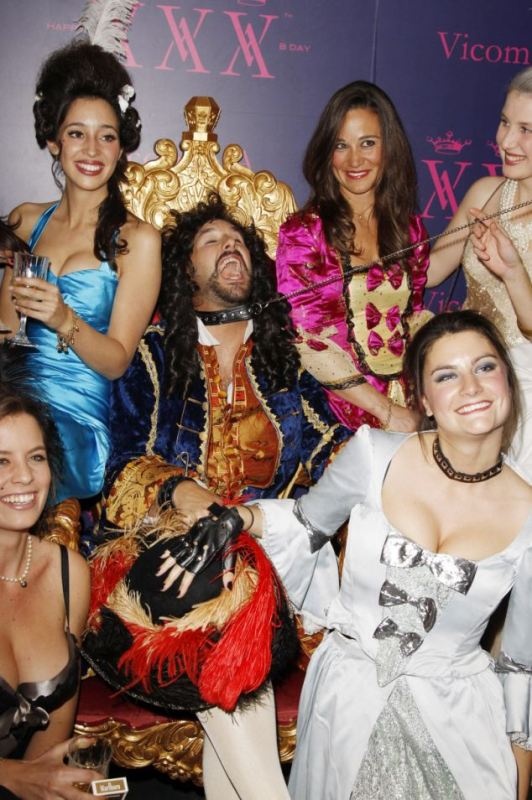 Η Πίπα έχει τρελάνει τα βρετανικά ανάκτορα! (photos+video)