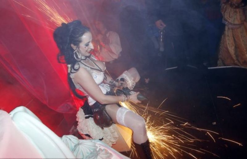 Η Πίπα έχει τρελάνει τα βρετανικά ανάκτορα! (photos+video)