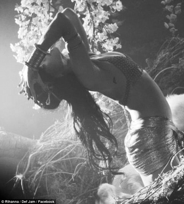 Η Ριάνα με πούρο και σέξι μπικίνι! (photos+video)