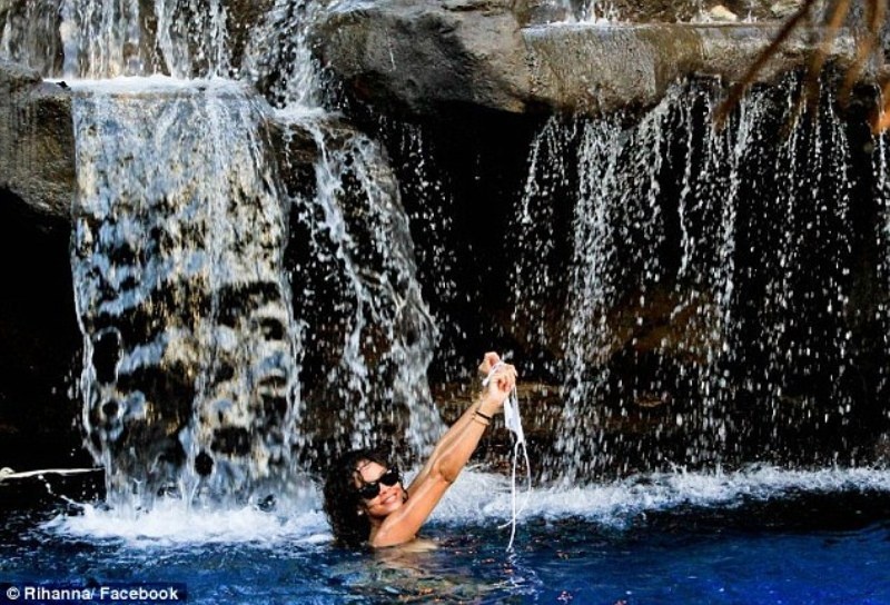 Η Ριάνα με πούρο και σέξι μπικίνι! (photos+video)