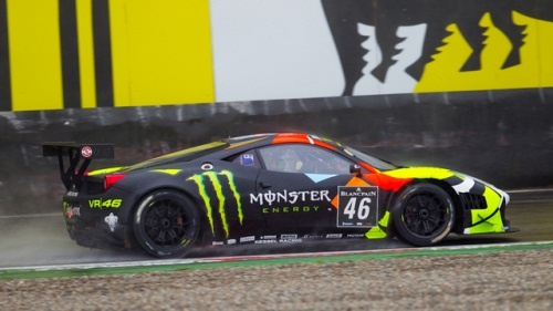 Ο Ρόσι στο τιμόνι μιας Ferrari 458 Italia