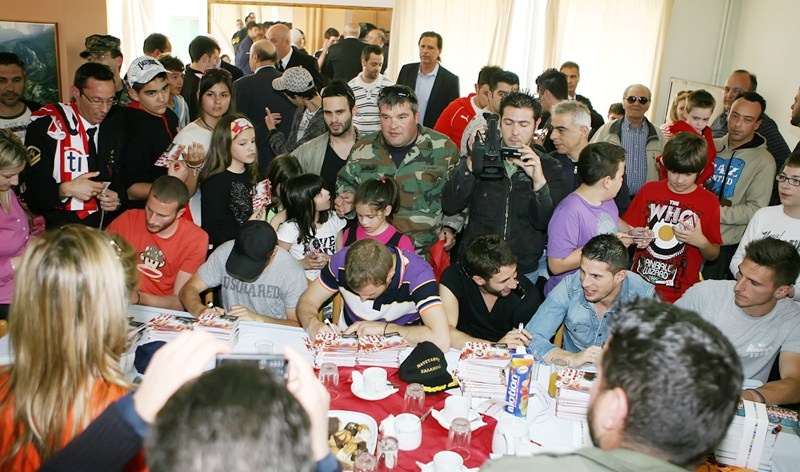 Αποθέωση για Ολυμπιακό στο Πολεμικό Ναυτικό (photos+videos)