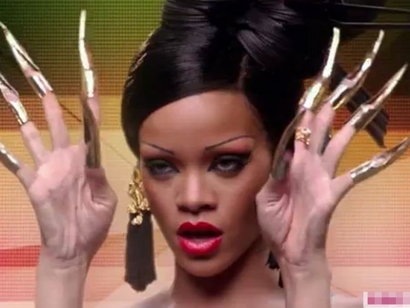 Ριάνα: Ντύνεται γκέισα και νιώθει… πριγκίπισσα (photos+video)