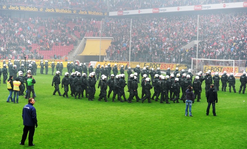 «Διπλό» αντίο και επεισόδια στην Κολωνία