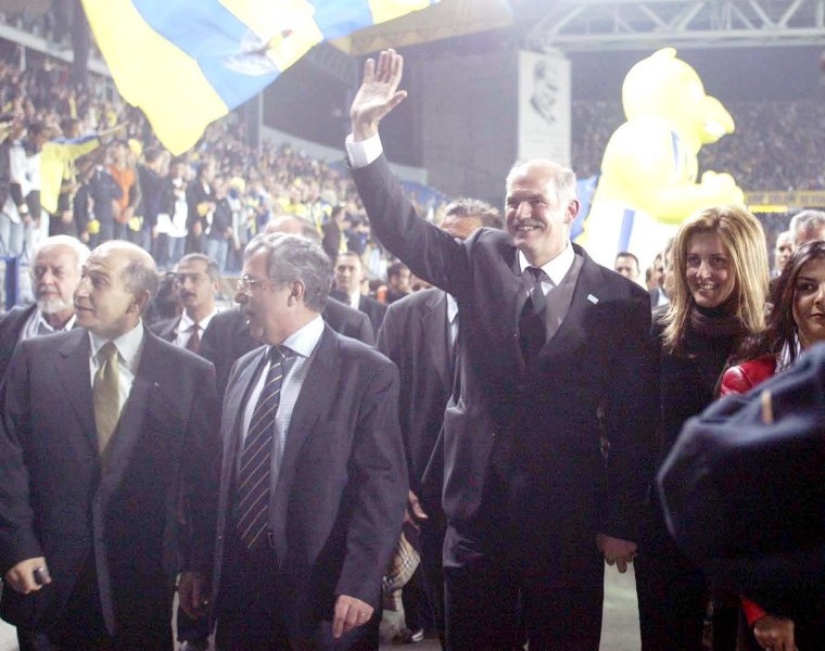 Εκλογές 2012: Πολιτικοί στο γήπεδο, σαν να λέμε «επικίνδυνες αποστολές»! (photos)