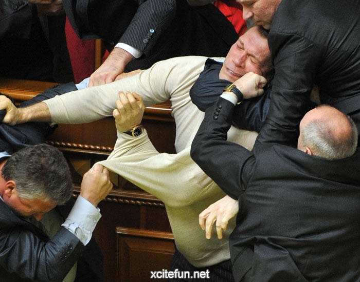 Eκλογές 2012: Το ξύλο βγήκε απ΄ τη... Βουλή (photos+videos)