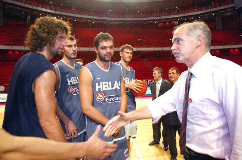 Εκλογές 2012: Πολιτικοί στο γήπεδο, σαν να λέμε «επικίνδυνες αποστολές»! (photos)