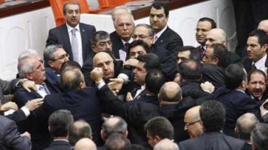 Eκλογές 2012: Το ξύλο βγήκε απ΄ τη... Βουλή (photos+videos)