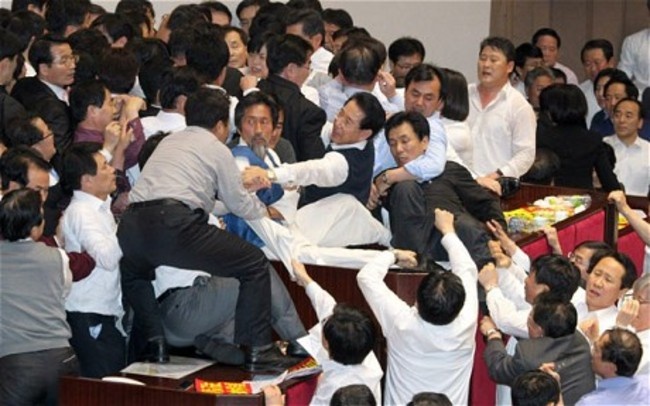 Eκλογές 2012: Το ξύλο βγήκε απ΄ τη... Βουλή (photos+videos)