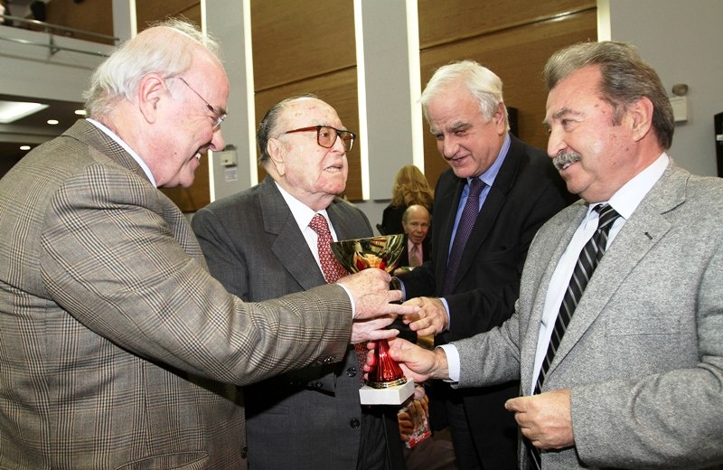 Εκλογές 2012: Πολιτικοί στο γήπεδο, σαν να λέμε «επικίνδυνες αποστολές»! (photos)