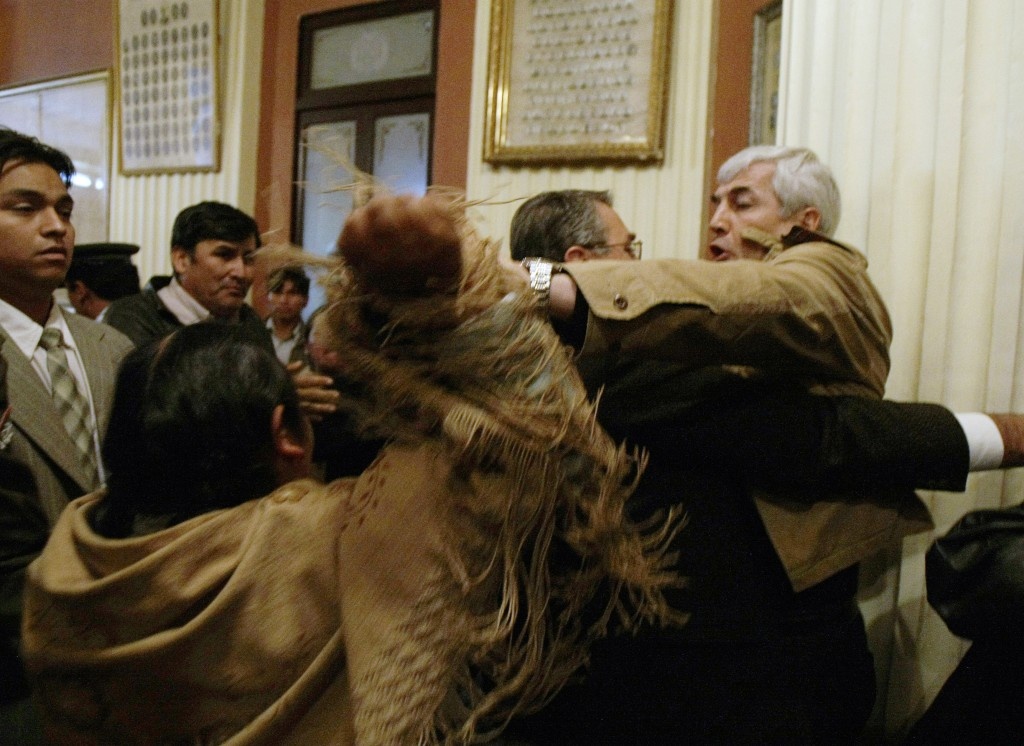 Eκλογές 2012: Το ξύλο βγήκε απ΄ τη... Βουλή (photos+videos)