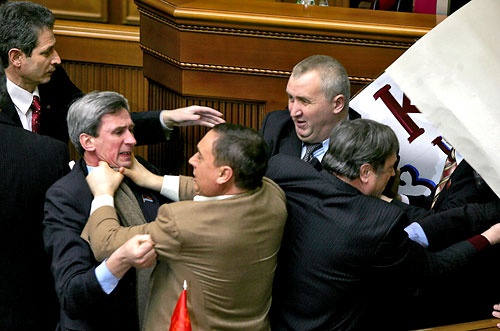 Eκλογές 2012: Το ξύλο βγήκε απ΄ τη... Βουλή (photos+videos)