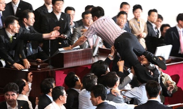 Eκλογές 2012: Το ξύλο βγήκε απ΄ τη... Βουλή (photos+videos)