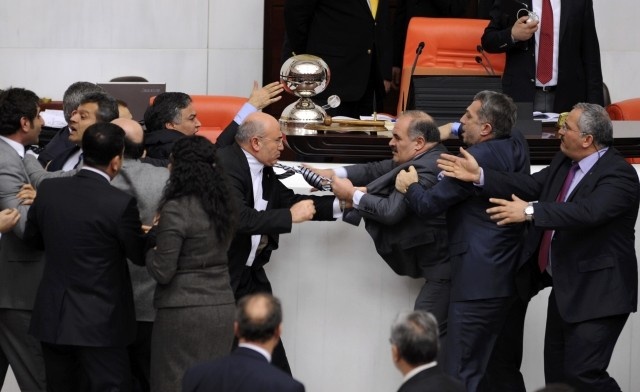 Eκλογές 2012: Το ξύλο βγήκε απ΄ τη... Βουλή (photos+videos)