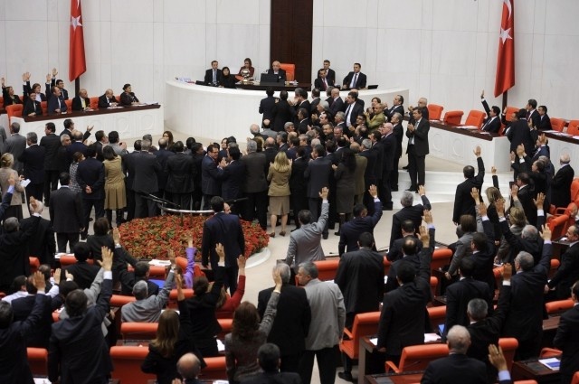 Eκλογές 2012: Το ξύλο βγήκε απ΄ τη... Βουλή (photos+videos)