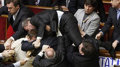 Eκλογές 2012: Το ξύλο βγήκε απ΄ τη... Βουλή (photos+videos)