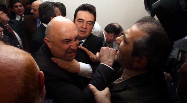 Eκλογές 2012: Το ξύλο βγήκε απ΄ τη... Βουλή (photos+videos)