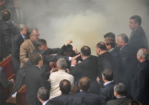 Eκλογές 2012: Το ξύλο βγήκε απ΄ τη... Βουλή (photos+videos)