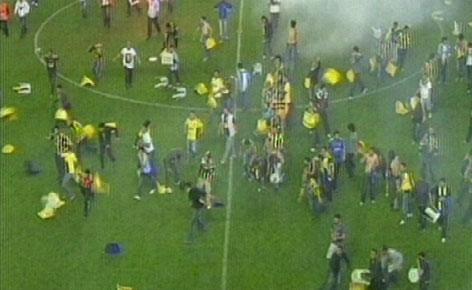 Χαμός στο «Σουκρού Σαράτσογλου» (photos+videos)