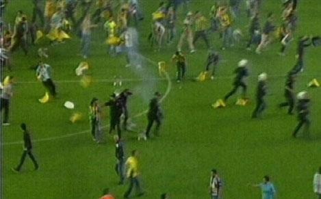 Χαμός στο «Σουκρού Σαράτσογλου» (photos+videos)