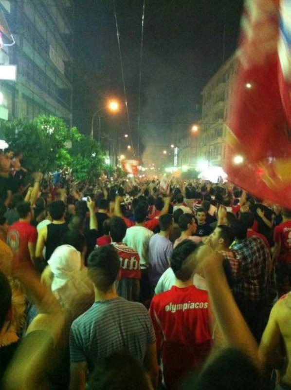 Φλέγεται ο Πειραιάς... (photos+videos)