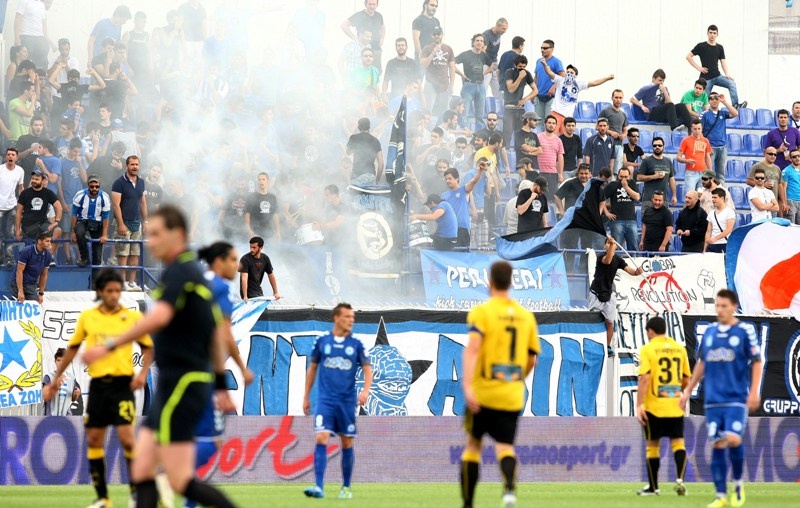 Φτου… Σκόνδρα και φωτιά στα play offs από τον Ατρόμητο! (photos+videos)