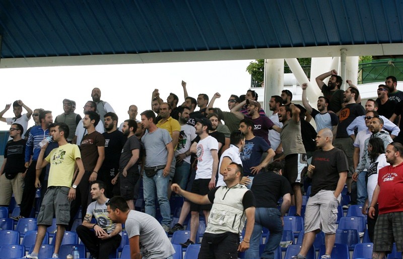 Φτου… Σκόνδρα και φωτιά στα play offs από τον Ατρόμητο! (photos+videos)