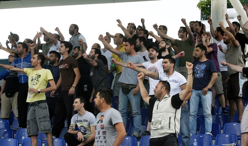 Φτου… Σκόνδρα και φωτιά στα play offs από τον Ατρόμητο! (photos+videos)