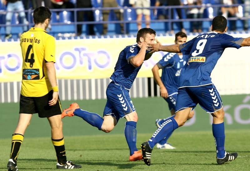 Φτου… Σκόνδρα και φωτιά στα play offs από τον Ατρόμητο! (photos+videos)