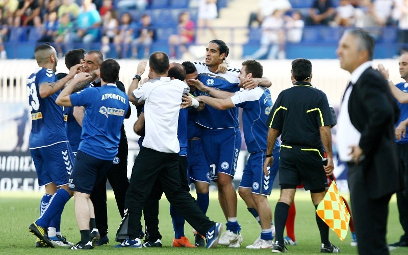 Φτου… Σκόνδρα και φωτιά στα play offs από τον Ατρόμητο! (photos+videos)