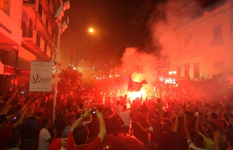 Φλέγεται ο Πειραιάς... (photos+videos)