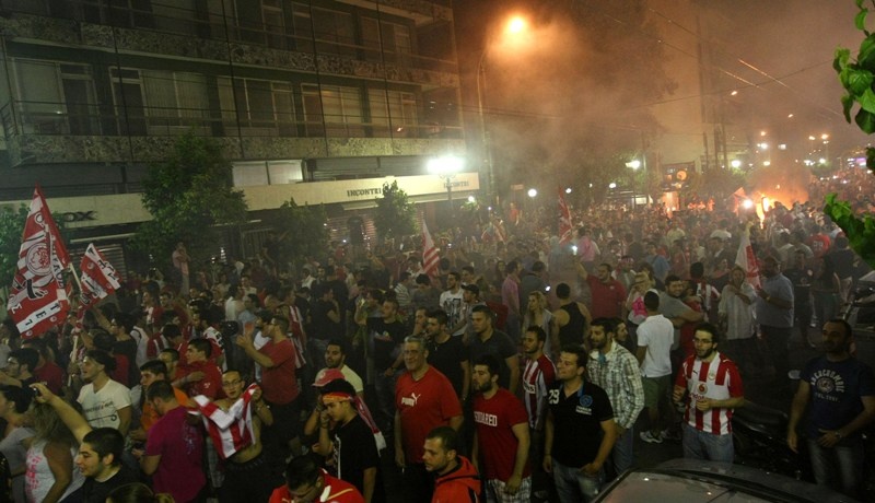 Φλέγεται ο Πειραιάς... (photos+videos)