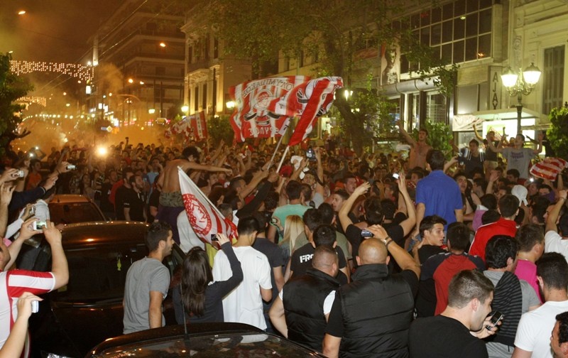 Φλέγεται ο Πειραιάς... (photos+videos)