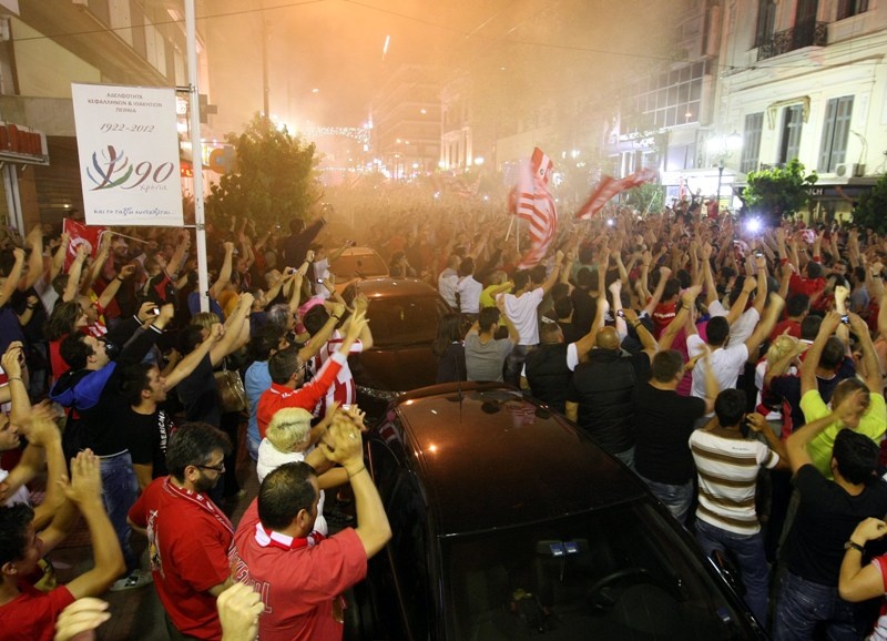 Φλέγεται ο Πειραιάς... (photos+videos)