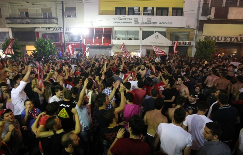 Φλέγεται ο Πειραιάς... (photos+videos)