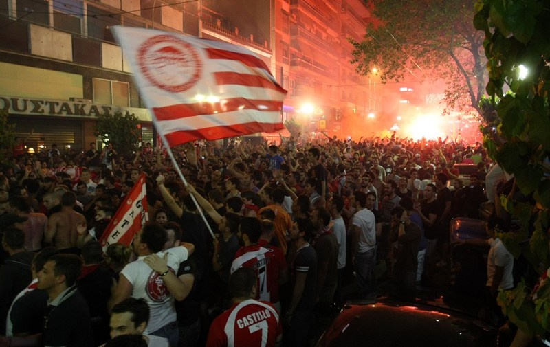 Φλέγεται ο Πειραιάς... (photos+videos)