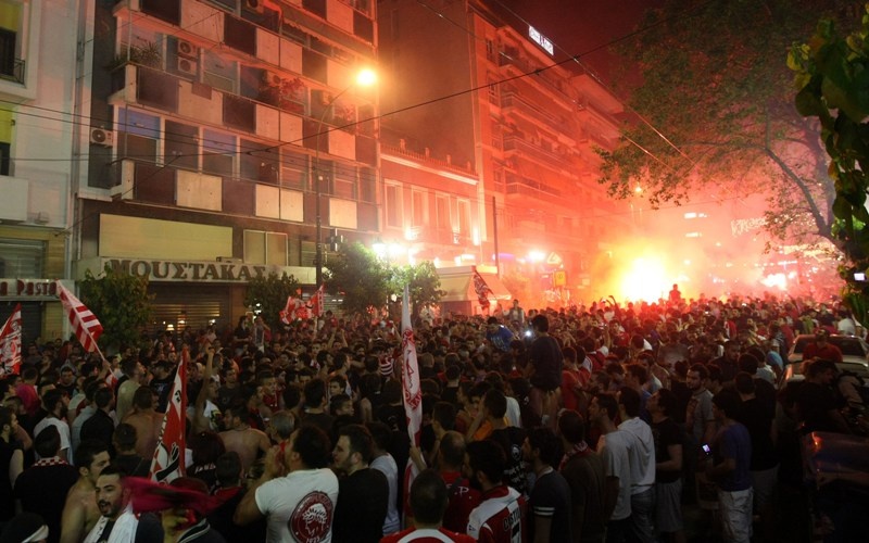 Φλέγεται ο Πειραιάς... (photos+videos)